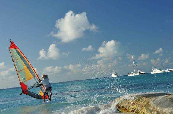 Wind surf em Isla Mujeres, no litoral sul do México, do lado do Caribe